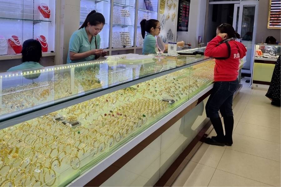 Một số tiệm vàng địa phương nhận đổi vé số trúng thưởng